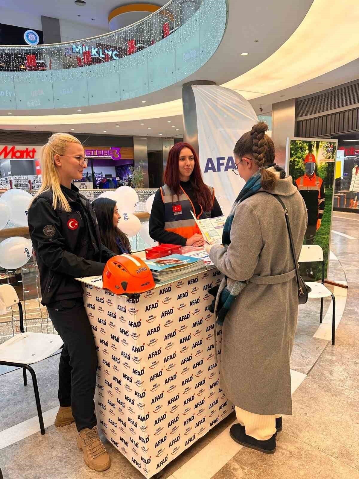 AFYONKARAHİSAR İL AFET VE ACİL DURUM MÜDÜRLÜĞÜ (AFAD) PERSONELLERİ AÇTIKLARI STANT İLE KURUMUN...