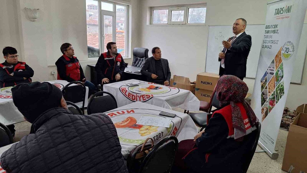 AFYONKARAHİSAR İL TARIM VE ORMAN MÜDÜRLÜĞÜ TARAFINDAN NURİBEY BELDESİNDE 'ÇİFTÇİ BİLİNÇLENDİRME'...