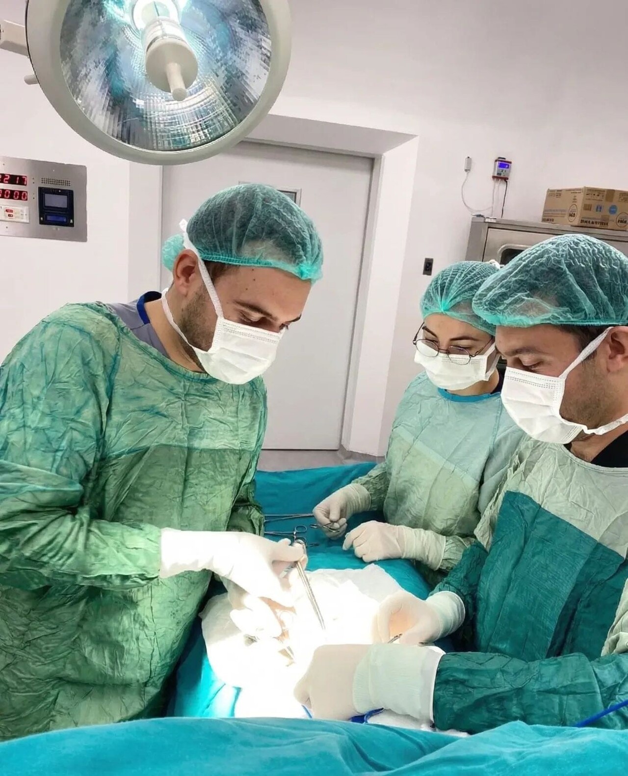 AFYONKARAHİSAR’IN ŞUHUT İLÇESİNDE KASIK BÖLGESİNDE AĞRI VE ŞİŞLİK ŞİKÂYETİYLE HASTANEYE BAŞVURAN...