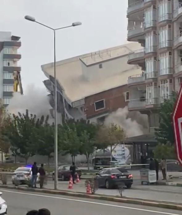 AĞIR HASARLI BİNA YIKIM SIRASINDA KORNA SESİYLE YERLE BİR OLDU, FACİANIN EŞİĞİNDEN...