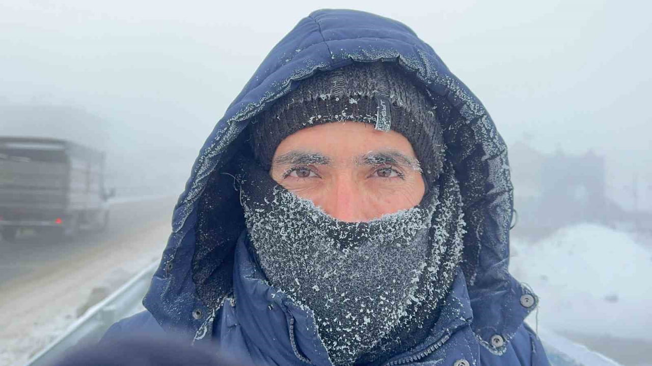 AĞRI'DA ETKİLİ OLAN SİBİRYA SOĞUKLARI KENTİ ADETA BUZ KÜTLESİNE ÇEVİRDİ. GECE SAATLERİNDE HAVA...