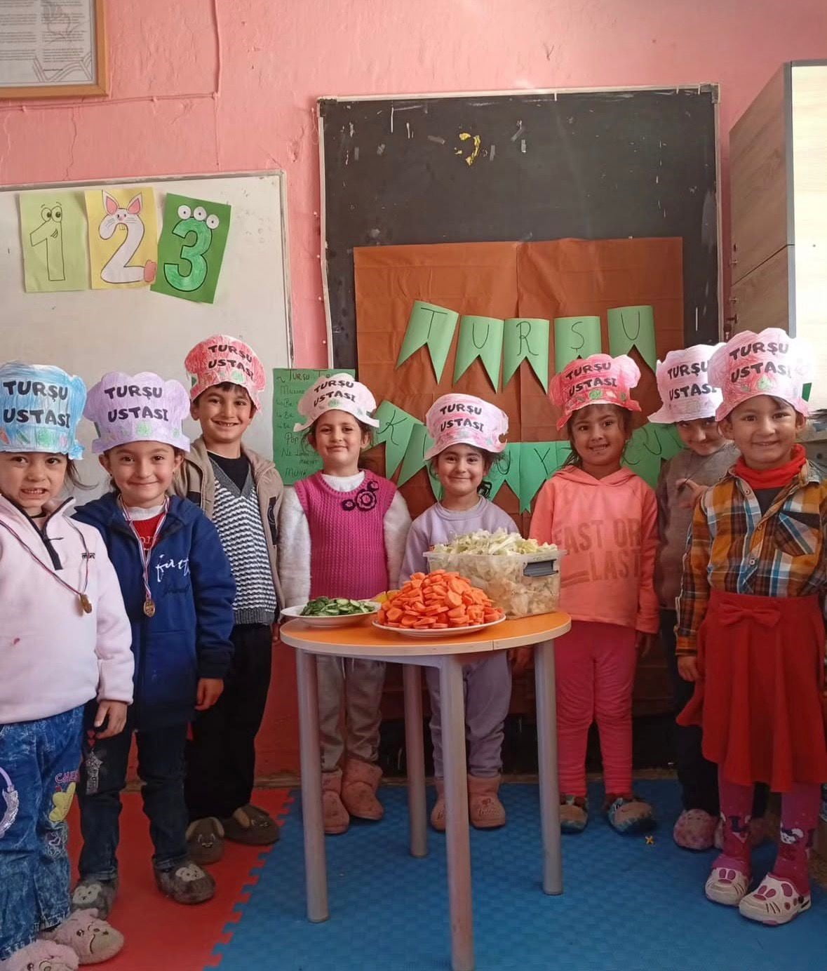 AĞRI'NIN DİYADİN İLÇESİNE BAĞLI TAZEKENT İLKOKULU ANASINIFI ÖĞRENCİLERİ, DÜZENLENEN TURŞU...