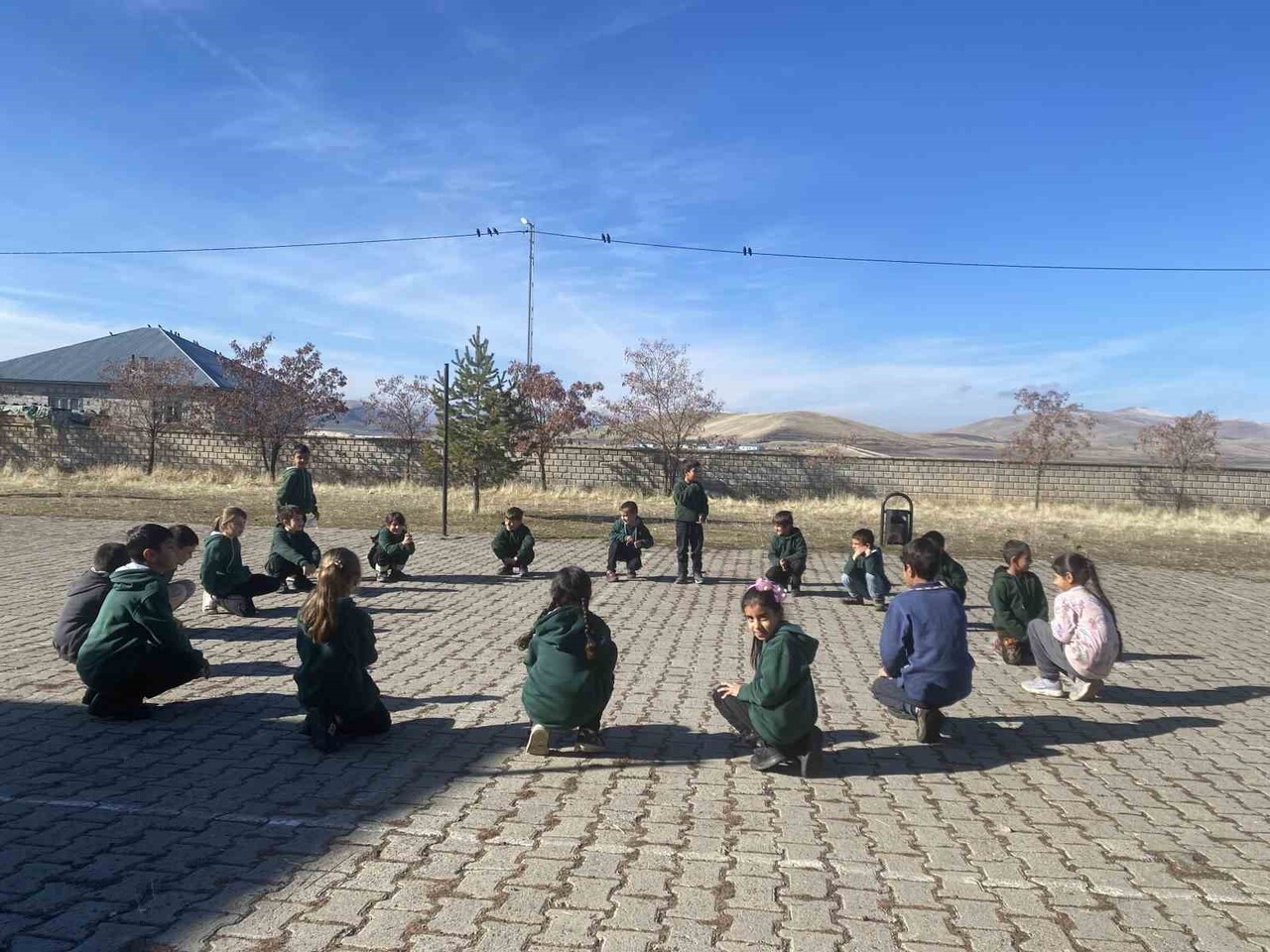 AĞRI'NIN PATNOS İLÇESİ AŞAĞI GÖÇMEZ KÖYÜNDE GÖREV YAPAN İKİ KADIN ÖĞRETMEN, AĞIR KIŞ ŞARTLARINA VE...