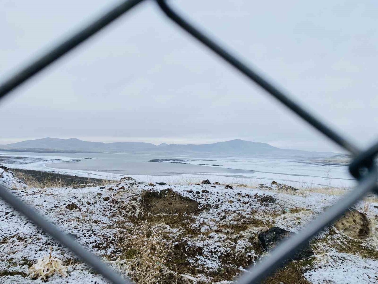 AĞRI'NIN PATNOS İLÇESİNDE GECE SAATLERİNDE ETKİLİ OLAN KAR YAĞIŞI, İLÇE MERKEZİ İLE YÜKSEK...