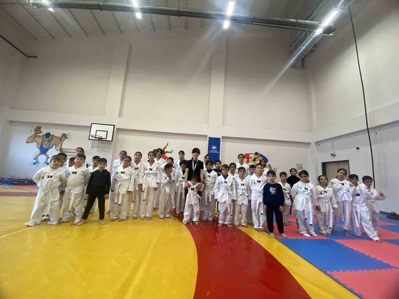 AĞRI'NIN PATNOS İLÇESİNDE TAEKWONDO ANTRENMANLARI YOĞUN KATILIMLA SÜRERKEN, GENÇLER HEM DİSİPLİN...