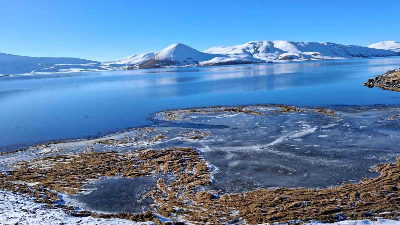 AĞRI'NIN TAŞLIÇAY İLÇESİNE BAĞLI BALIK GÖLÜ, HAVA SICAKLIKLARININ MEVSİM NORMALLERİNİN ALTINA...