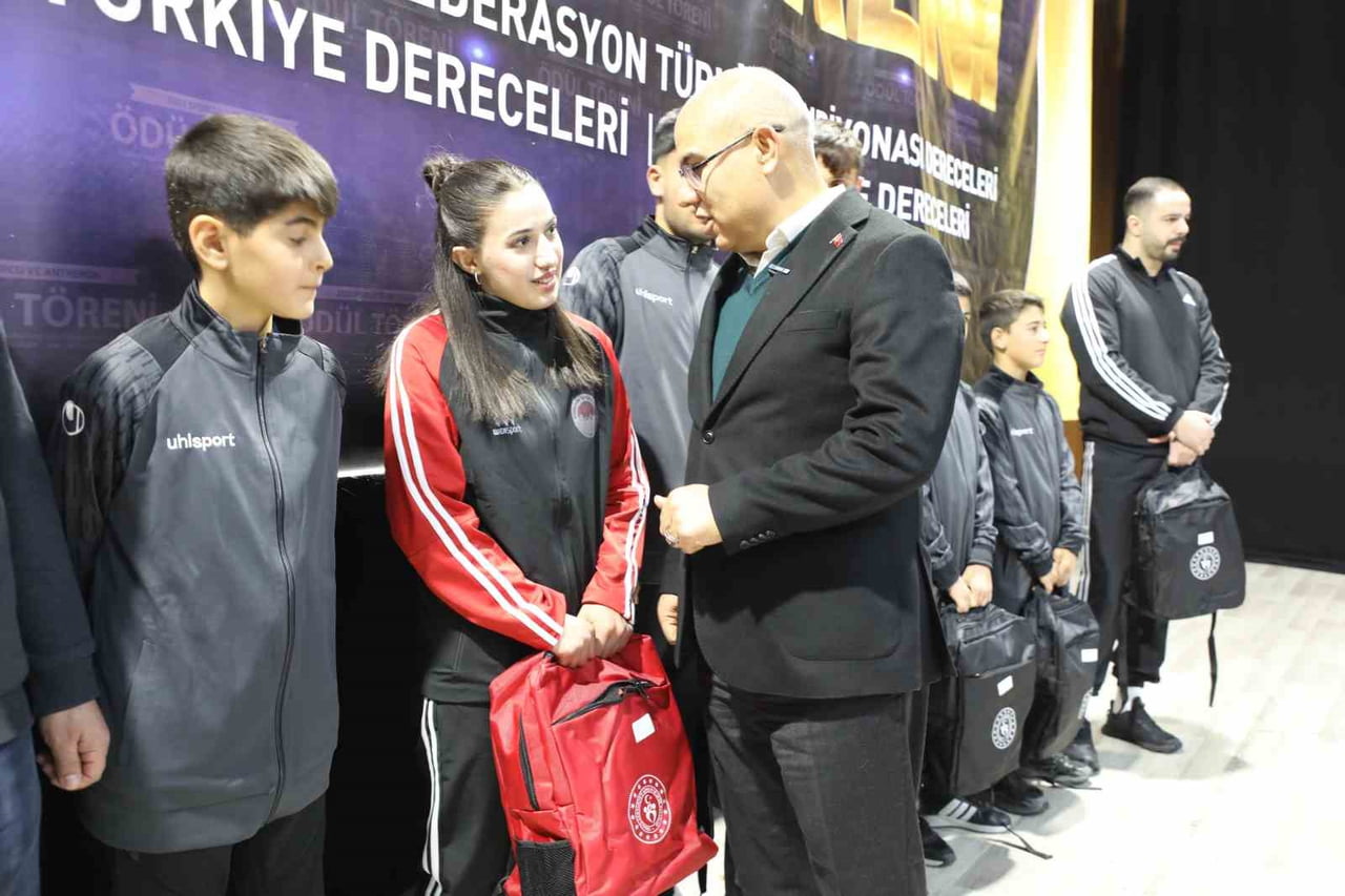 AĞRI’DA 2025 YILI SPORCU VE ANTRENÖR ÖDÜL TÖRENİ YAPILDI