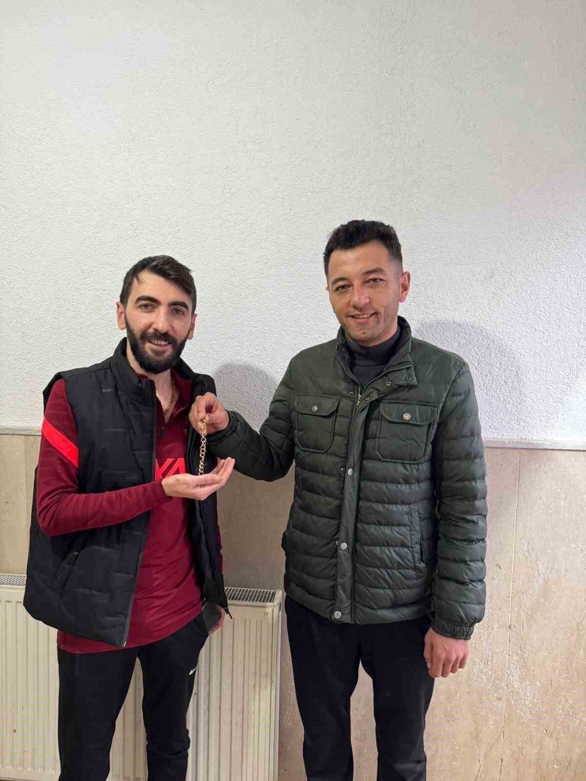 AĞRI’DA KAYBOLAN ALTIN BİLEKLİK JANDARMA PERSONELİ TARAFINDAN SAHİBİNE TESLİM EDİLDİ