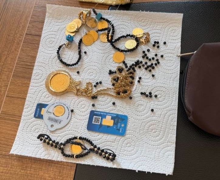 AĞRI’DA YOLDA BULUNAN ALTINLAR SAHİBİNE ULAŞTIRILDI