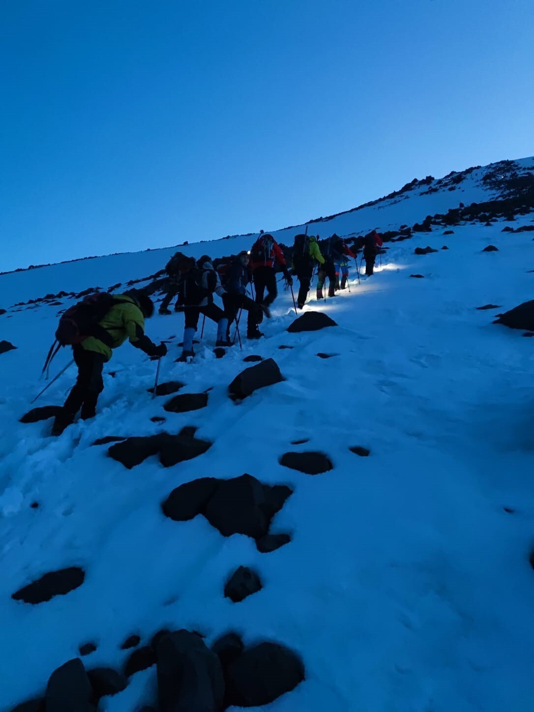 AĞRI DAĞI’NDA KAR ALTINDA ZORLU TIRMANIŞ BAŞLADI