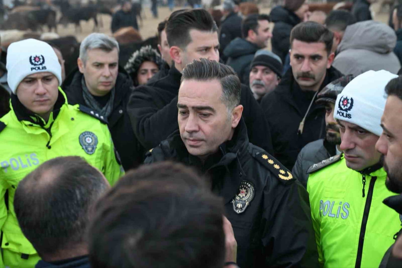 AĞRI İL EMNİYET MÜDÜRÜ GÖKSEL ÖNDER, HAYVAN BORSASINI ZİYARET EDEREK VATANDAŞLARLA BİR ARAYA...