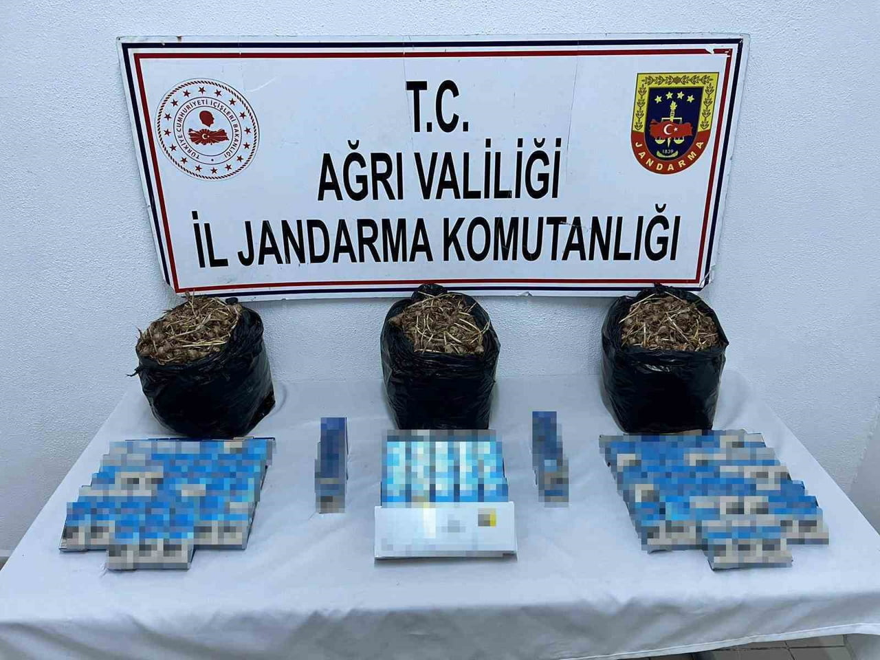 AĞRI’NIN DOĞUBAYAZIT İLÇESİNDE JANDARMA EKİPLERİNCE YAPILAN YOL KONTROLÜ SIRASINDA 840 PAKET...