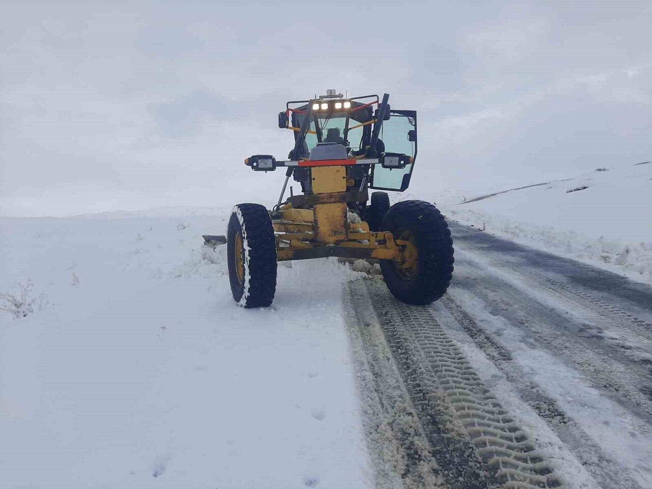 AĞRI’NIN ELEŞKİRT İLÇESİNDE KAR VE TİPİ NEDENİYLE ULAŞIMA KAPANAN 10 KÖY YOLU, İLÇE ÖZEL İDARESİ...
