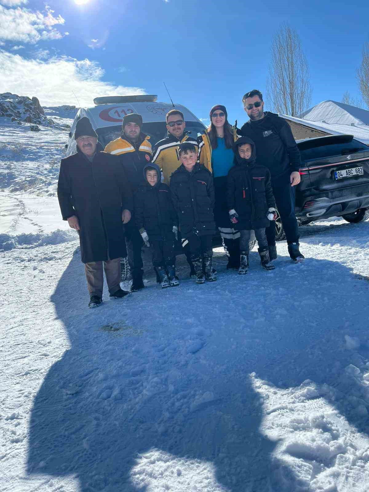 AĞRI’NIN PATNOS İLÇESİNDE ETKİLİ OLAN YOĞUN KAR YAĞIŞI VE TİPİ, HAYATI OLUMSUZ ETKİLEMEYE DEVAM...