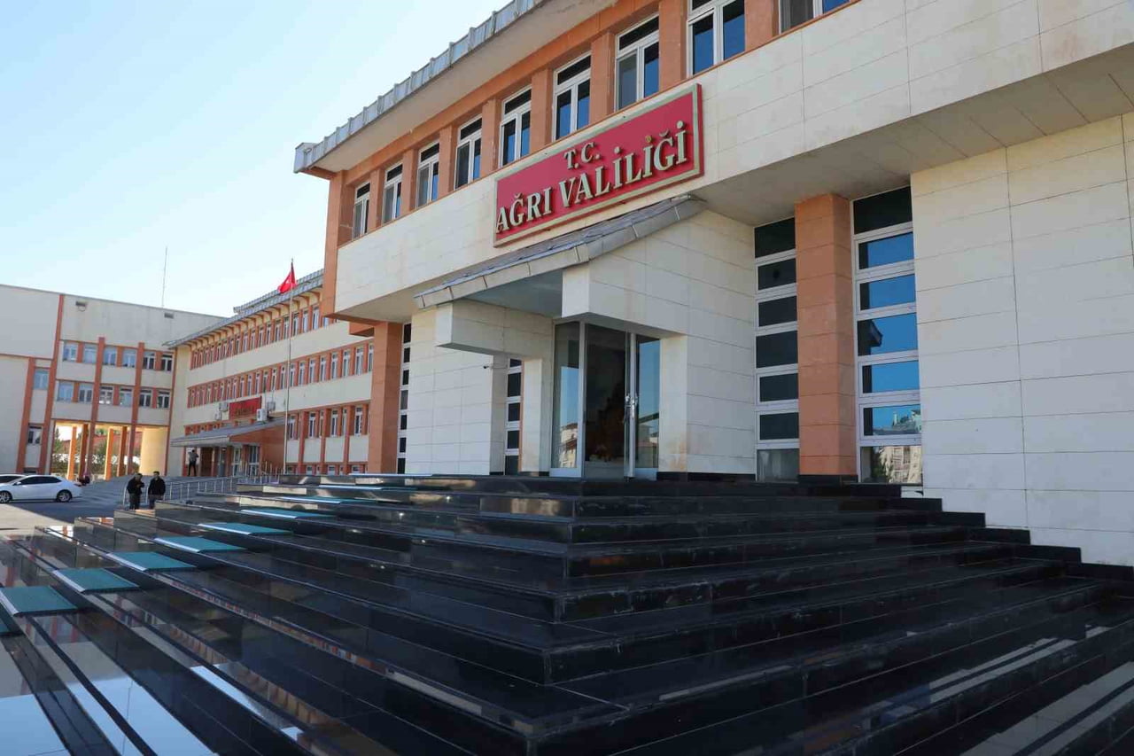 AĞRI VALİLİĞİ, İL GENELİNDE BEKLENEN YOĞUN KAR YAĞIŞI VE BUZLANMA NEDENİYLE 31 ARALIK 2025...