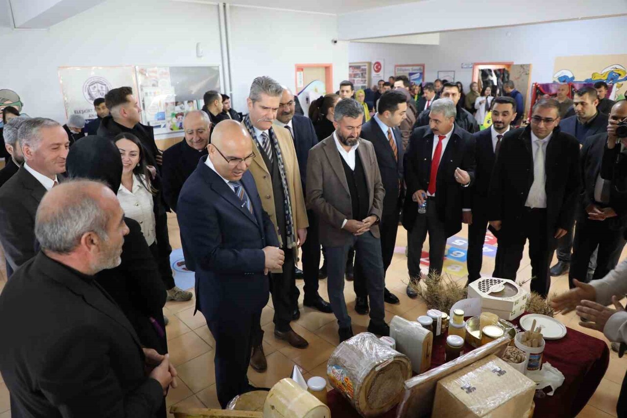 AĞRI VALİSİ MUSTAFA KOÇ VE EŞİ NESLİHAN GÜL KOÇ, TUTUM, YATIRIM VE TÜRK MALLARI HAFTASI...