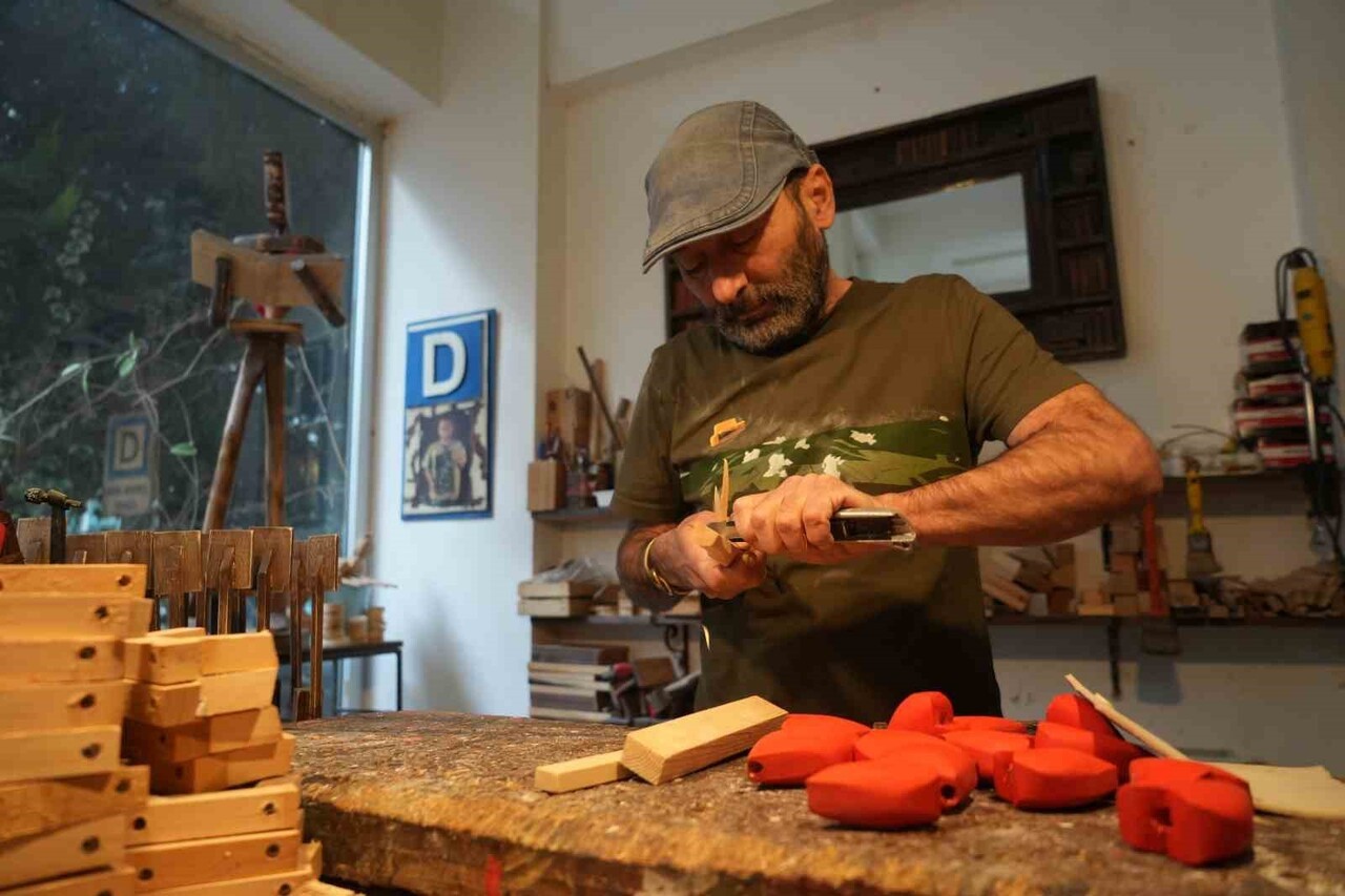 AİLESİNDEKİ KALP RAHATSIZLIKLARIYLA MÜCADELE EDEN AHŞAP USTASI MURAT DÖLEK, PİNOKYO’NUN YALANLA...