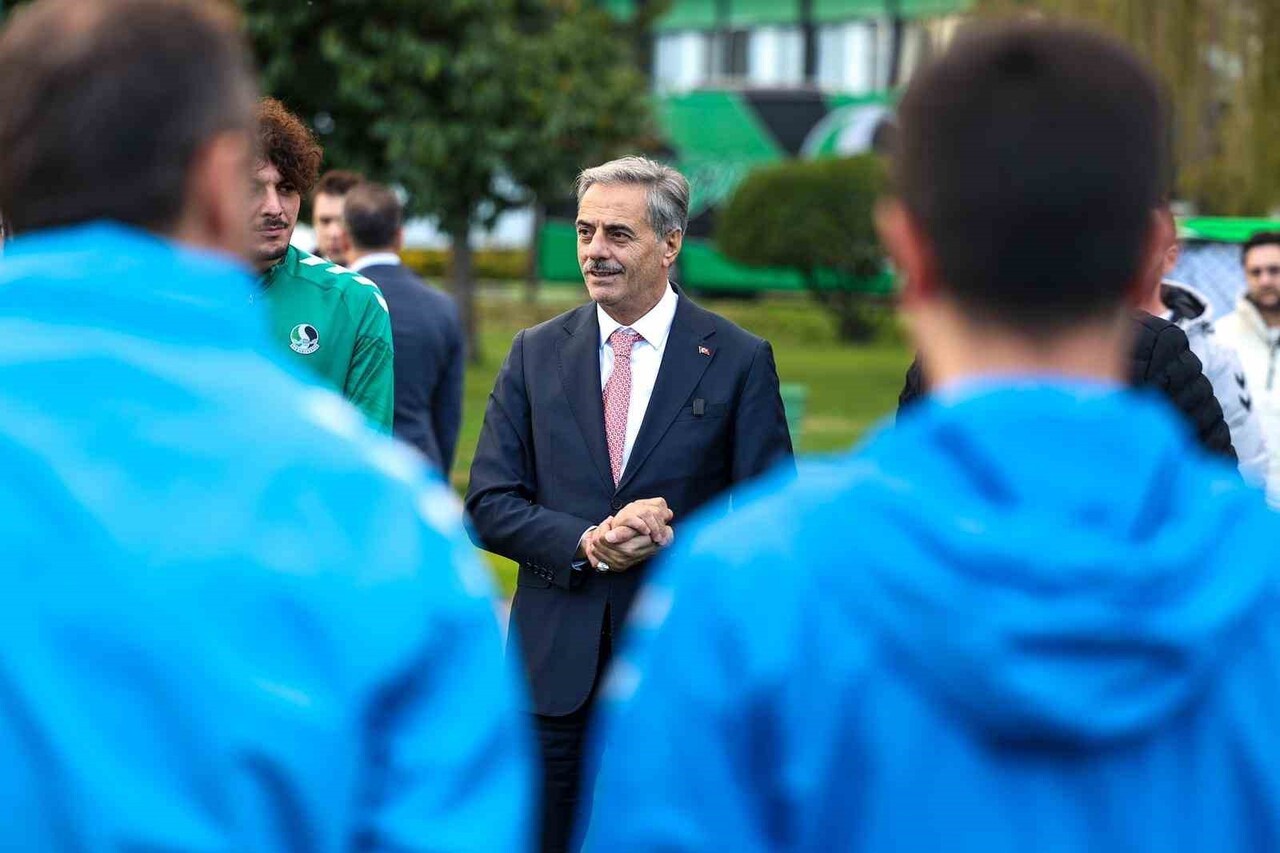 AKARYA VALİSİ RAHMİ DOĞAN İLE BÜYÜKŞEHİR BELEDİYE BAŞKANI YUSUF ALEMDAR, TAKIMI YALNIZ...