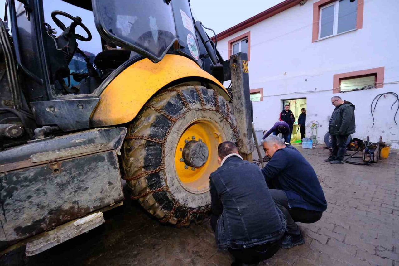 AKDAĞMADENİ BELEDİYESİ, KIŞ MEVSİMİNİN GELMESİ VE HAVA SICAKLIKLARININ DÜŞMESİYLE BİRLİKTE KARLA...