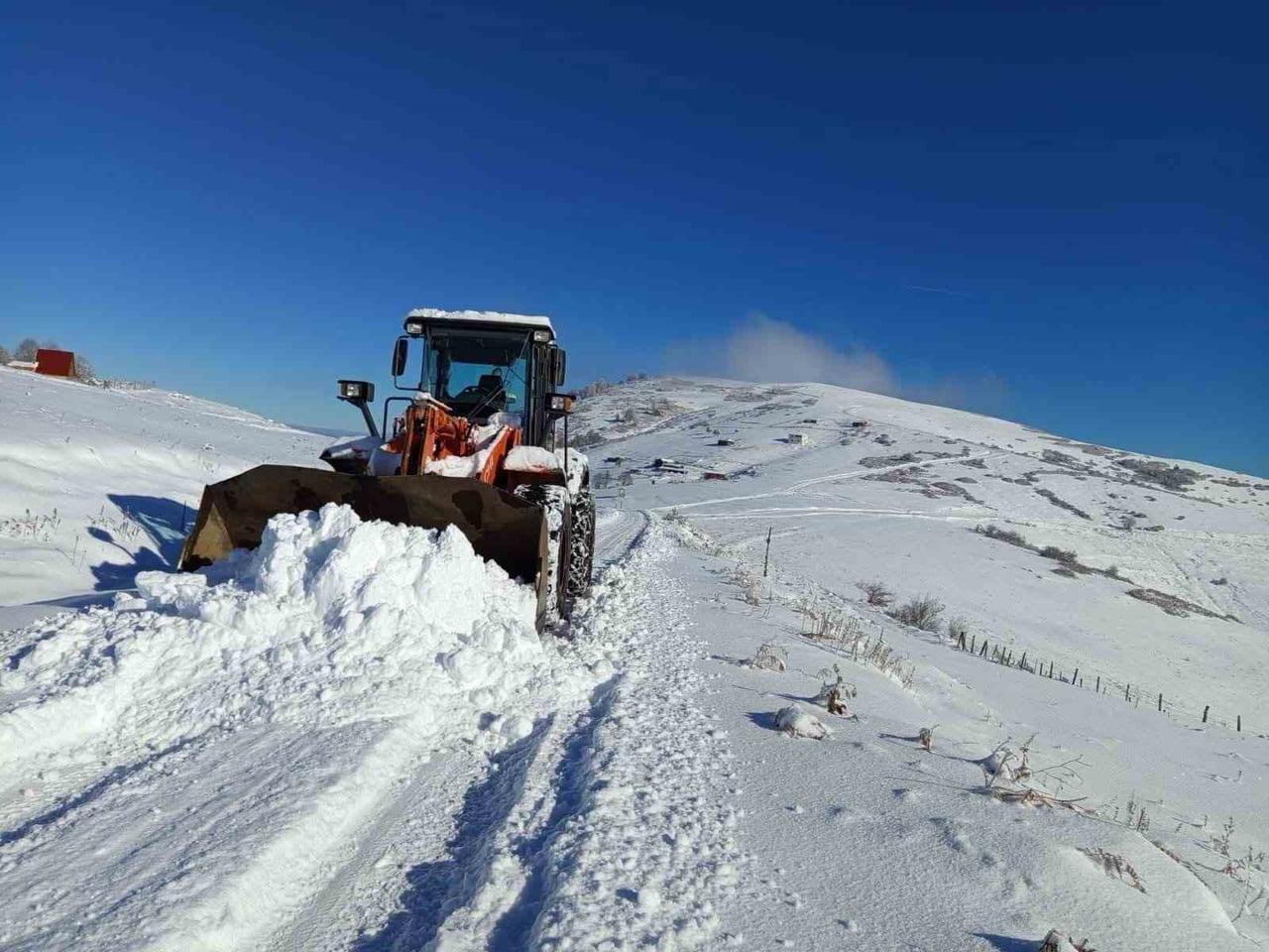 AKKUŞ İLÇESİNİN YÜKSEK KESİMLERİNDE KARLA MÜCADELE