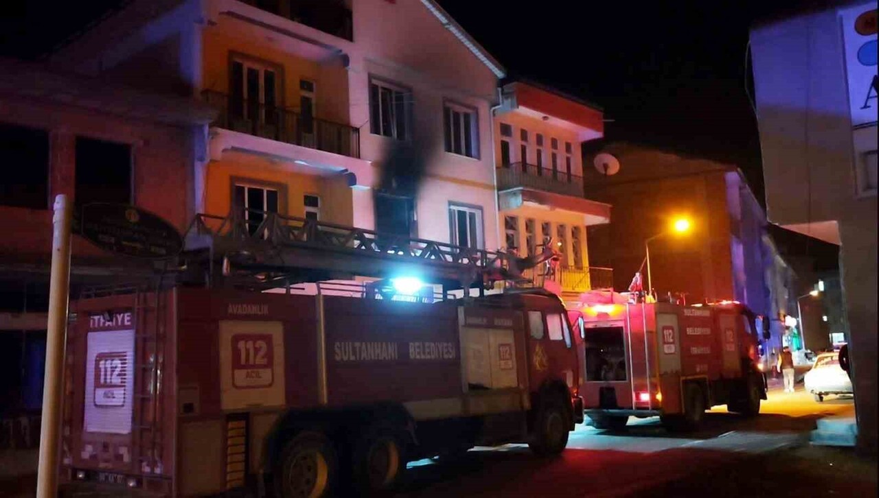 AKSARAY'DA SOBADAN SIÇRAYAN KIVILCIMLAR YANGINA NEDEN OLURKEN, KISA SÜREDE TÜM ODAYI SARAN ALEVLER...