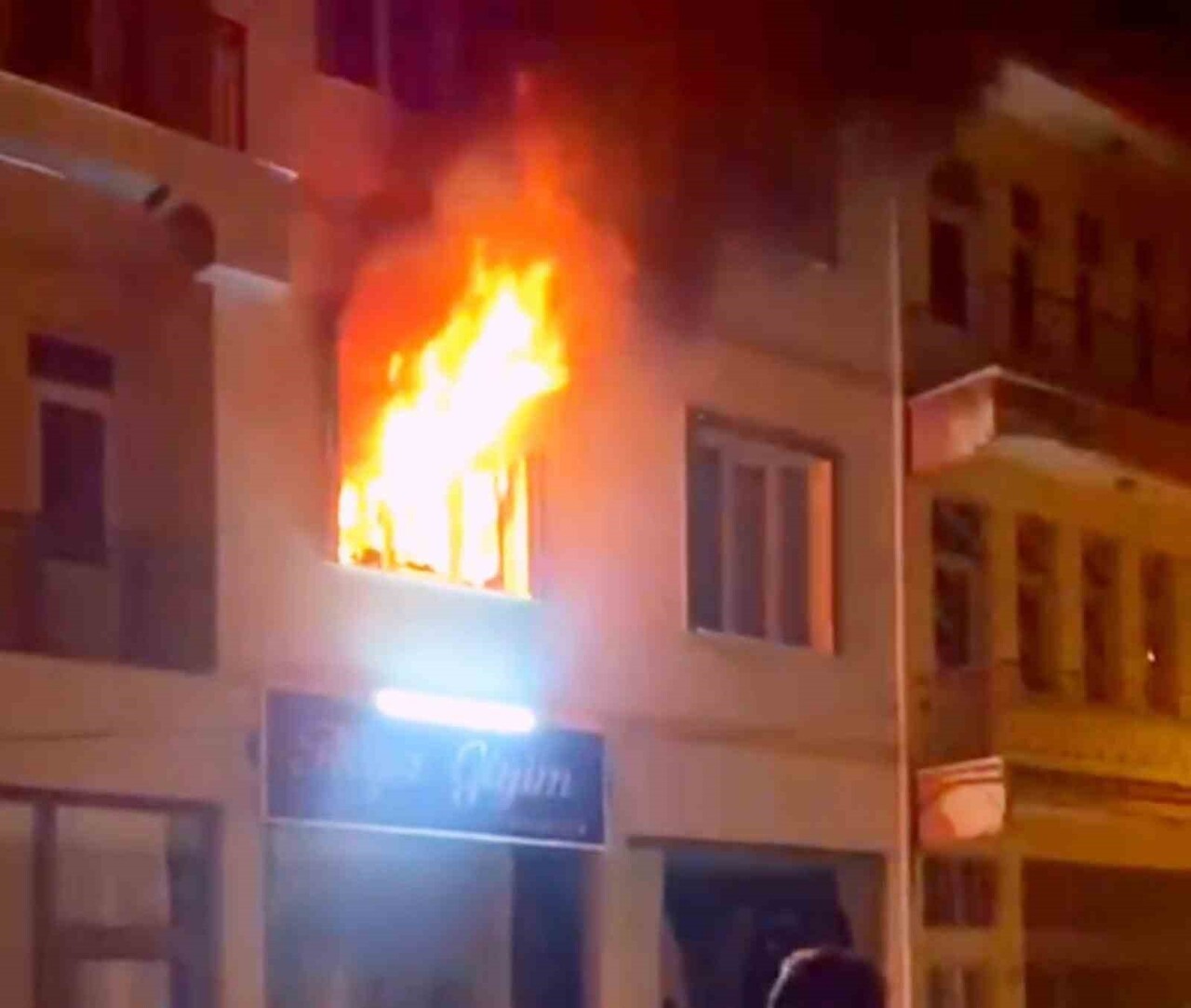 AKSARAY'DA SOBADAN SIÇRAYAN KIVILCIMLAR YANGINA NEDEN OLURKEN, KISA SÜREDE TÜM ODAYI SARAN ALEVLER...