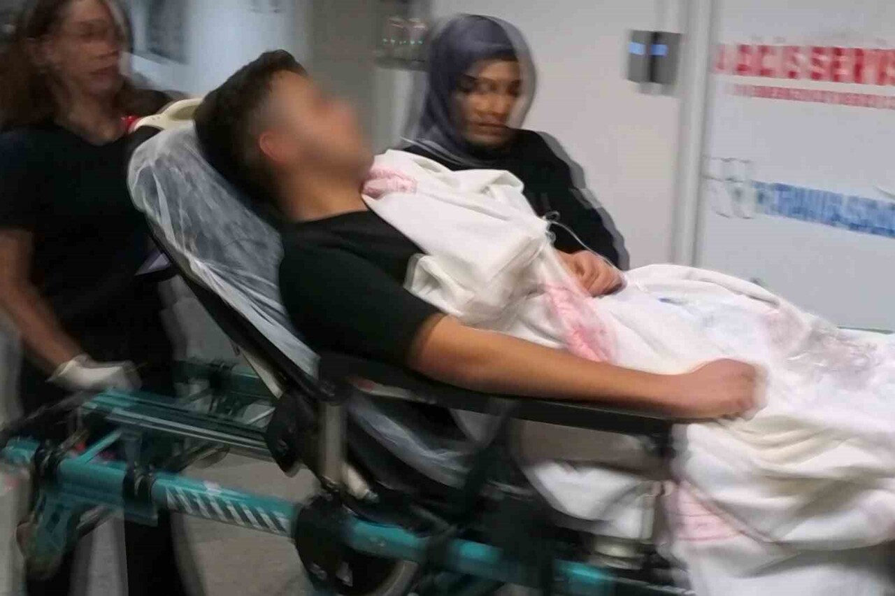 AKSARAY’DA 14 YAŞINDAKİ ÇOCUK GÜPEGÜNDÜZ SOKAK ORTASINDA BACAK VE OMZUNDAN BIÇAKLANARAK...