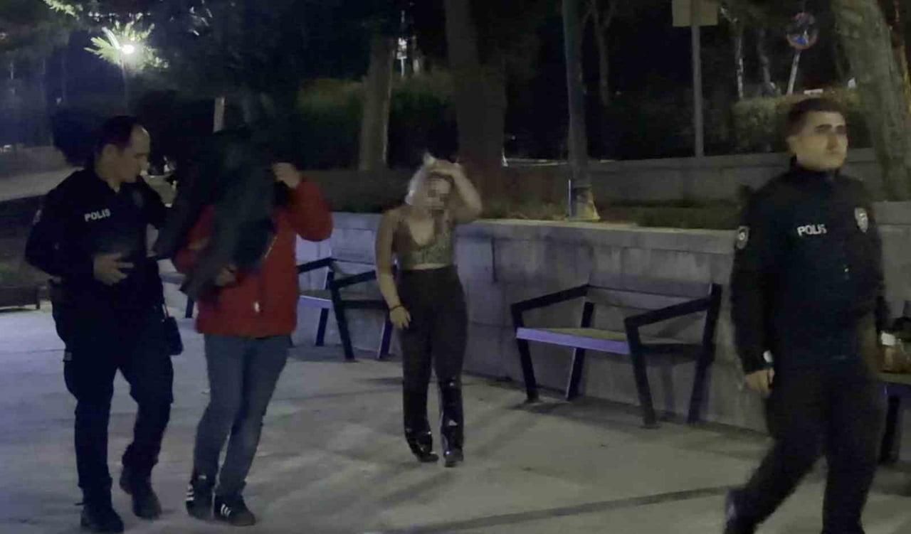 AKSARAY’DA BİR KADININ DARP EDİLDİĞİ İHBARI ÜZERİNE ALARMA GEÇEN POLİS KADINI BULARAK KORUMA...