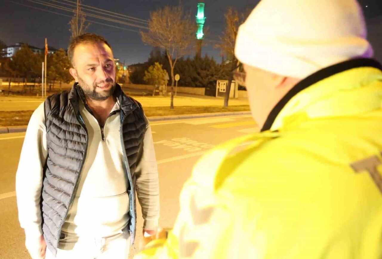 AKSARAY’DA EHLİYETİ OLMADIĞI HALDE ÇEKME BELGELİ KAMYONETLE TRAFİĞE ÇIKAN VE POLİSİN UYGULAMASINDA...