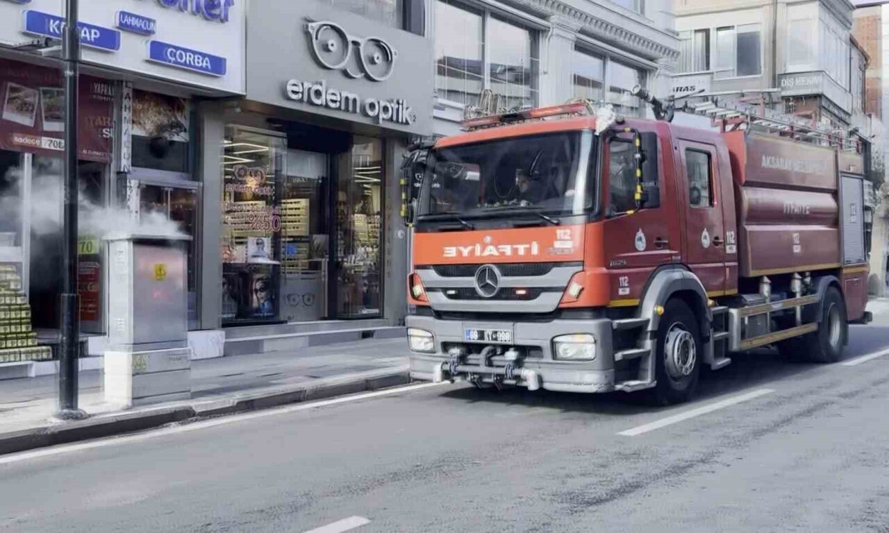 AKSARAY’DA KALDIRIM ÜZERİNDE BULUNAN TRAFODA ŞASE NEDENİYLE ÇIKAN YANGIN PANİĞE NEDEN OLURKEN...