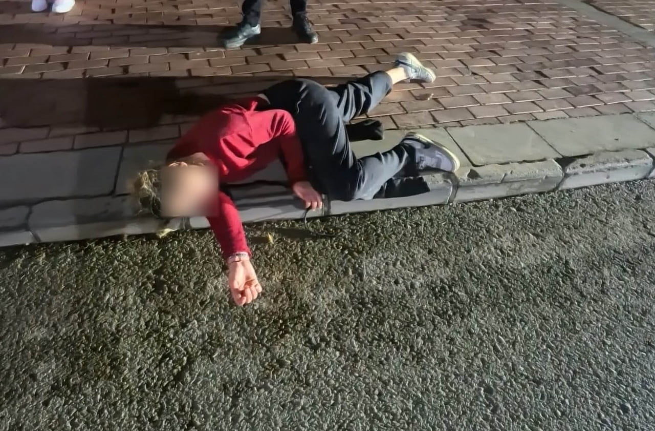 AKSARAY’DA NE YAŞADIĞI BİLİNMEYEN VE KALDIRIM ÜZERİNE YATIP ÇIĞLIK ATAN GENÇ KADIN VATANDAŞLARI...