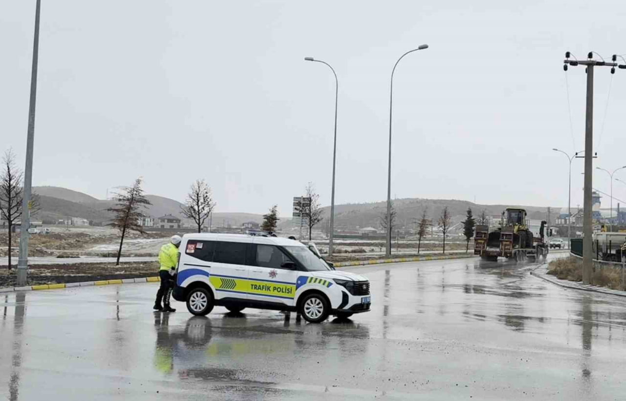 AKSARAY’DA SABAH SAATLERİNDEN İTİBAREN ETKİSİNİ ARTIRAN KAR YAĞIŞI, ULAŞIMDA AKSAMALARA NEDEN...