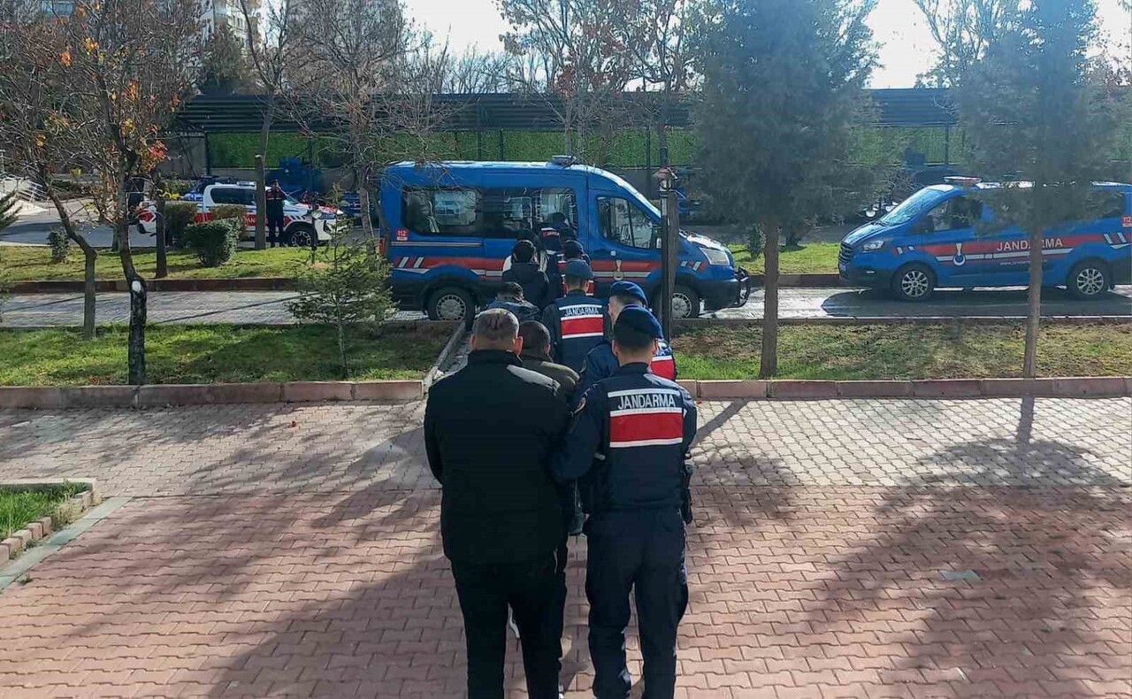 AKSARAY İL JANDARMA KOMUTANLIĞINCA AKSARAY MERKEZLİ 5 İLDE DÜZENLENEN DOLANDIRICILIK OPERASYONUNDA...