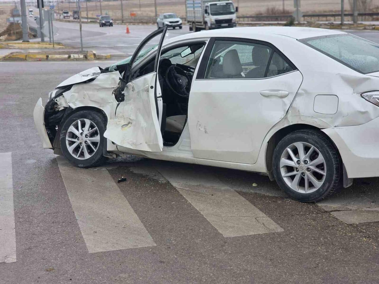 AKSARAY-KONYA YOLUNDA TIR İLE OTOMOBİLİN ÇARPIŞMASI SONUCU MEYDANA GELEN TRAFİK KAZASINDA OKUL...
