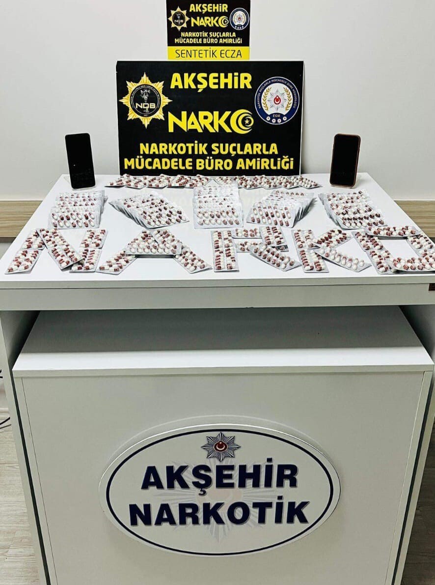 AKŞEHİR İLÇESİNDE POLİS TARAFINDAN YAPILAN ÇALIŞMADA DURDURULAN ARAÇTA BİN 400 ADET SENTETİK ECZA...