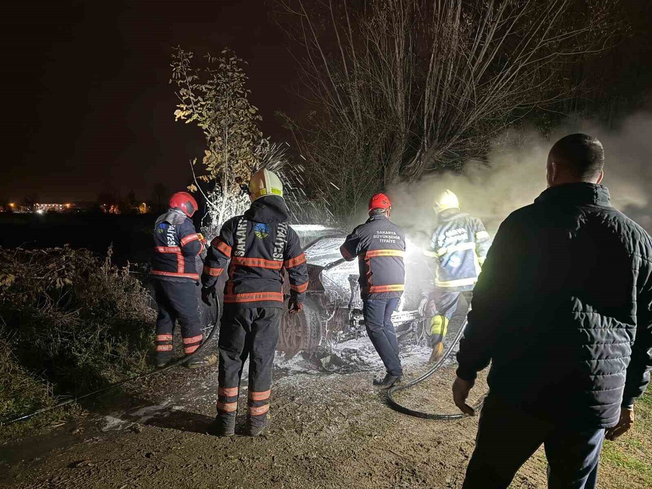 AKYAZI İLÇESİNDE TARLADAKİ OTOMOBİLDE ÇIKAN YANGIN İTFAİYE EKİPLERİ TARAFINDAN...
