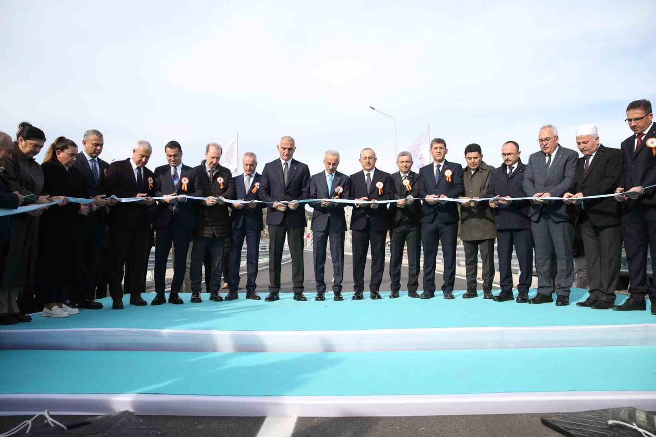ALANYA DOĞU ÇEVRE YOLU'NUN 12 KİLOMETRELİK KESİMİ TÖRENLE HİZMETE AÇILDI