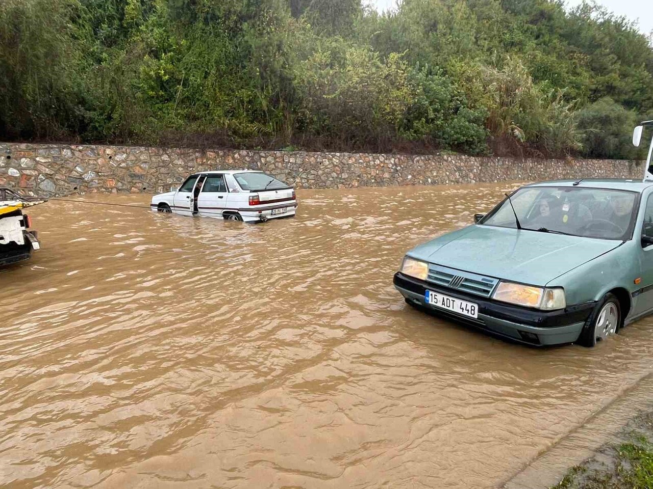ALANYA İLÇESİNDE ETKİLİ OLAN SAĞANAKTA SU ALTINDA KALAN D 400 KARAYOLUNDA BAZI ARAÇLAR MAHSUR...