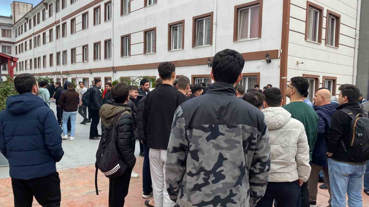 ALARMIN ÇALMASIYLA BİRLİKTE ÖĞRENCİLER TEDBİR AMAÇLI OLARAK BİNA DIŞINA ÇIKTI.