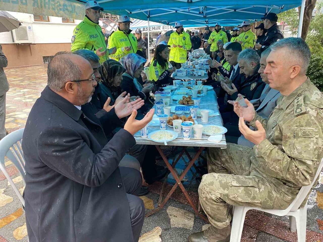 ALAŞEHİR'DE ŞEHİT POLİSLER İÇİN LOKMA  HAYIRI YAPILDI