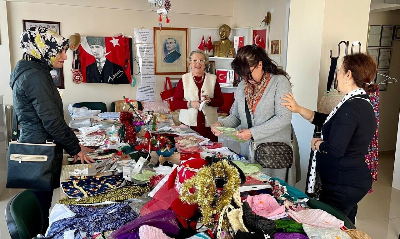 ALİAĞA BELEDİYE BAŞKANI SERKAN ACAR, TÜRKİYE YARDIM SEVENLER DERNEĞİ ALİAĞA ŞUBESİ EKİBİYLE BİR...