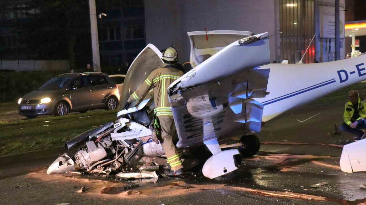 ALMANYA’DA CADDEYE ACİL İNİŞ YAPAN KÜÇÜK UÇAK TRAFİK LEVHASINA ÇARPTI: 3 YARALI