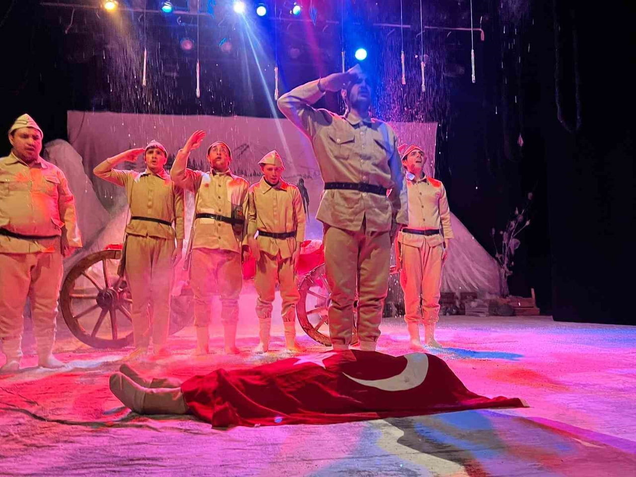 ALTINDAĞ BELEDİYESİ TARAFINDAN GERÇEKLEŞTİRİLEN SARIKAMIŞ HAREKATI TİYATRO GÖSTERİSİ, İZLEYENLERE...