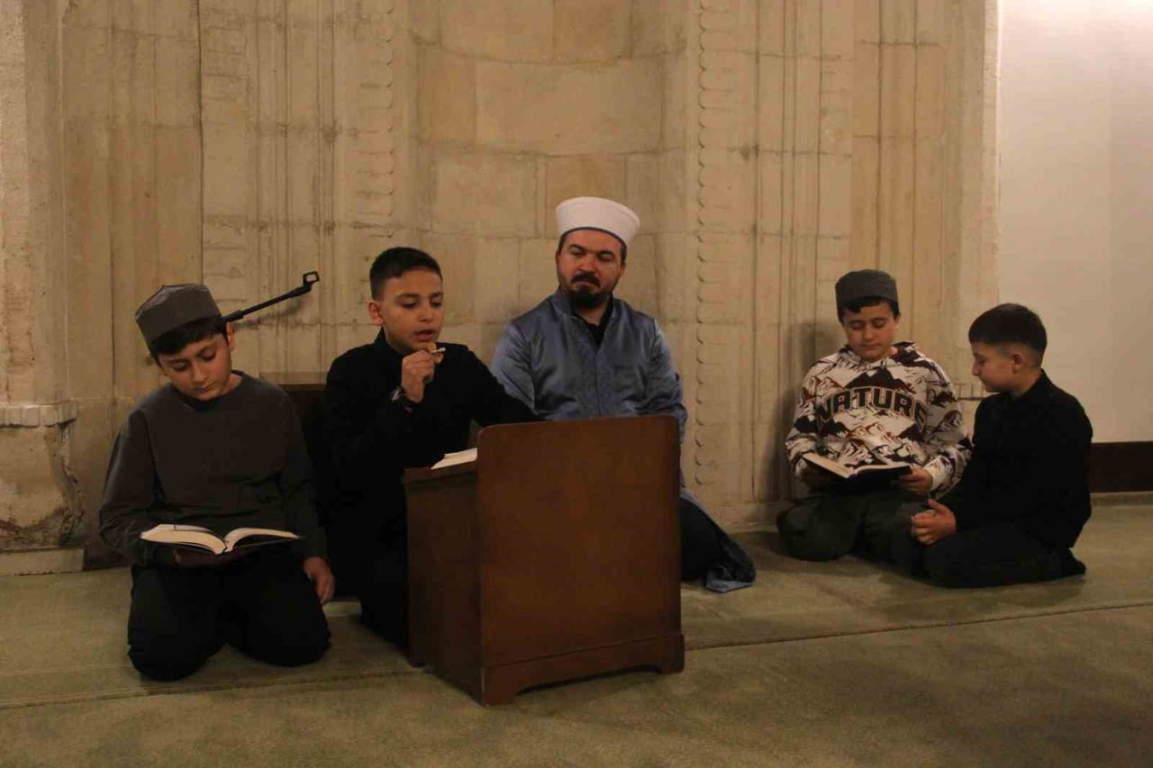 ALTINORDU İLÇESİNDEKİ AZİZİYE CAMİİ’NDE DÜZENLENEN PROGRAMDA, YAŞLARI 10-11 ARASINDAKİ 5ÇOCUK...