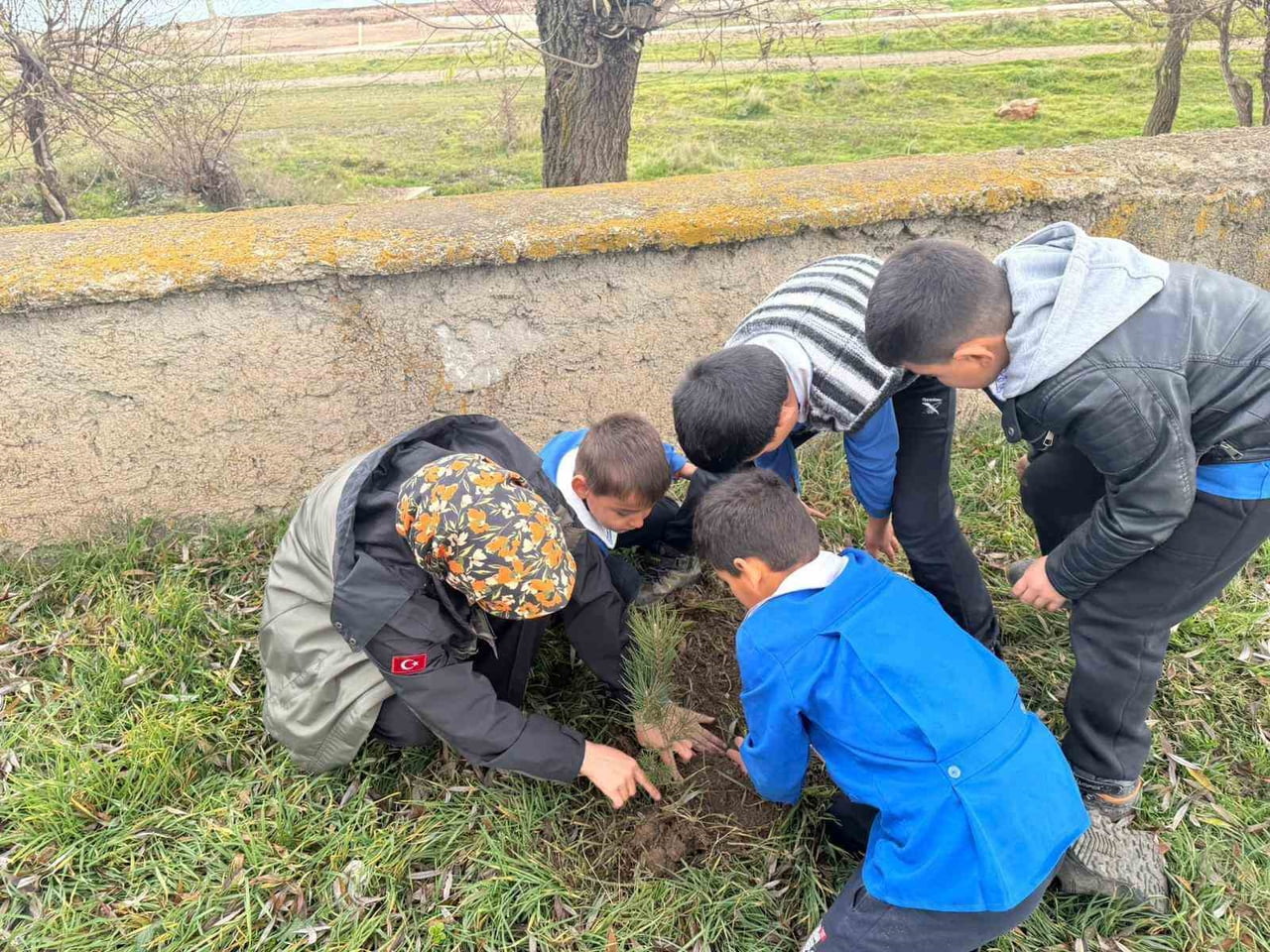 ALTINTAŞ’TA ÖĞRENCİLER FİDANLARI TOPRAKLA BULUŞTURDU