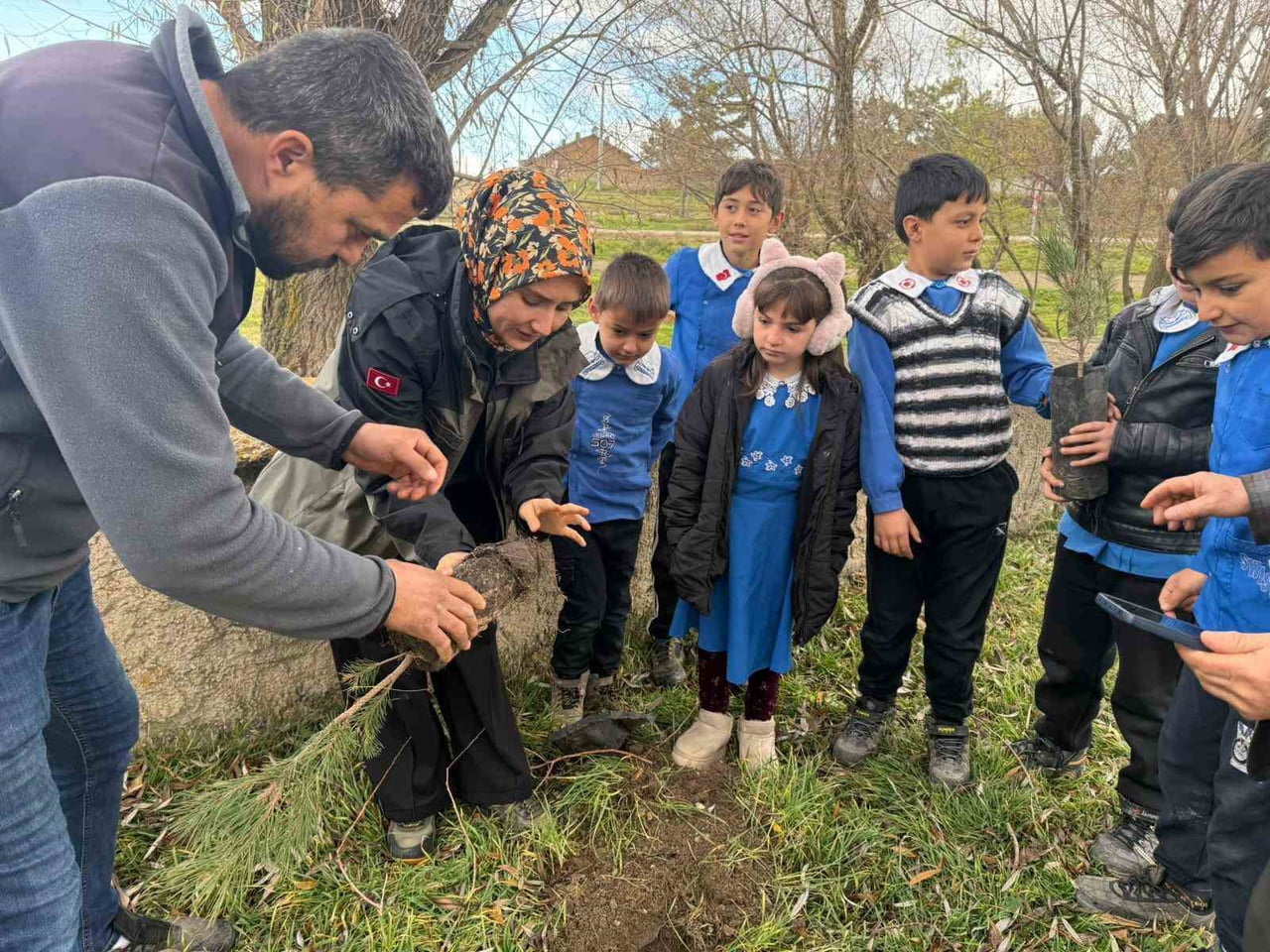 ALTINTAŞ’TA ÖĞRENCİLER FİDANLARI TOPRAKLA BULUŞTURDU
