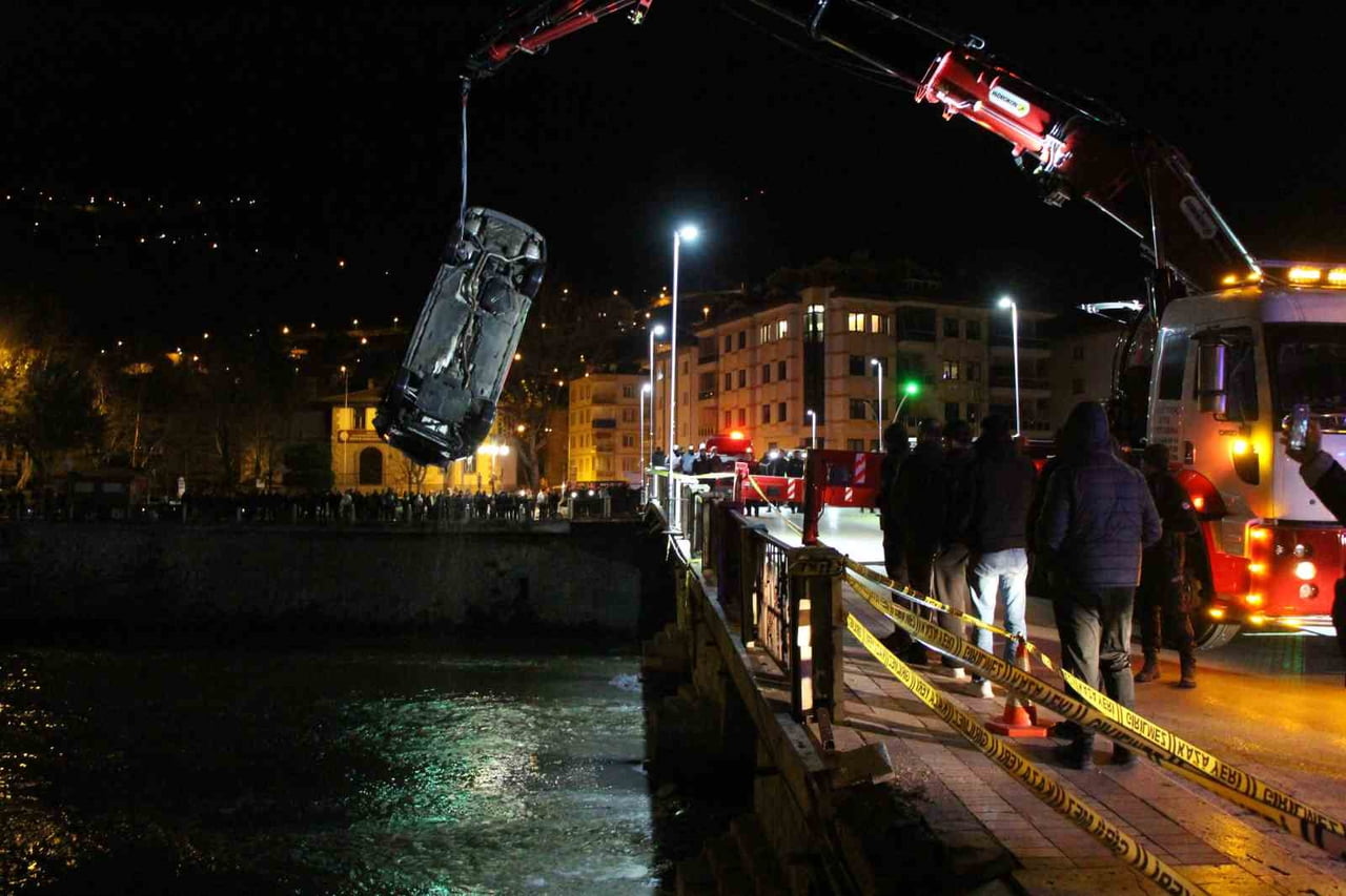 AMASYA'DA BİR OTOMOBİL KÖPRÜDEN YEŞİLIRMAK NEHRİNE UÇTU. SULARA GÖMÜLEN OTOMOBİLDEKİ 1 KİŞİ ÖLDÜ...