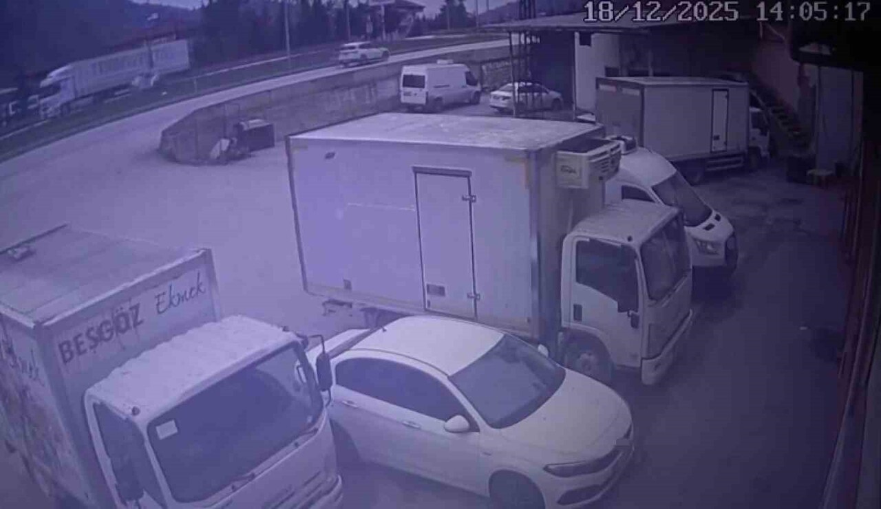 AMASYA’DA GENÇ AVUKAT DURUŞMAYA GİDERKEN HAYATINI KAYBETTİĞİ KAZA KAMERAYA YANSIDI.