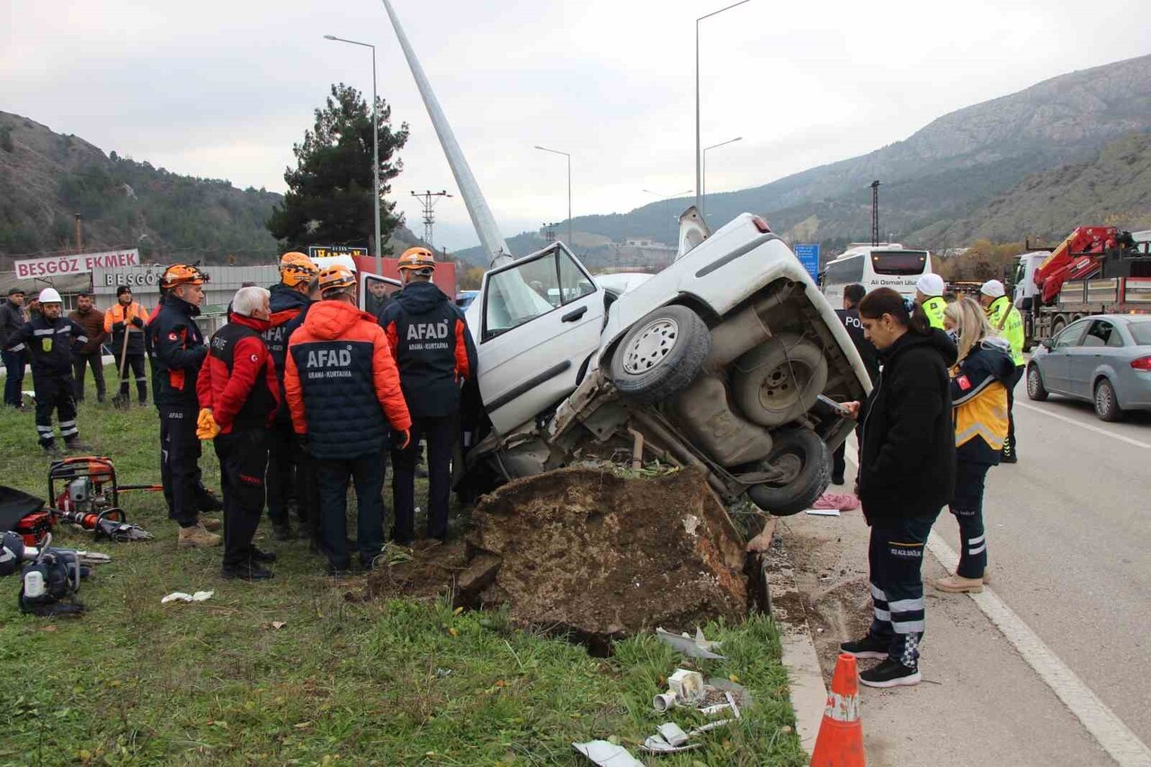 AMASYA’DA GENÇ AVUKAT DURUŞMAYA GİDERKEN KULLANDIĞI OTOMOBİLİN AYDINLATMA DİREĞİNE ÇARPMASI SONUCU...