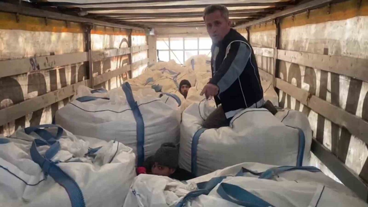 AMASYA’DA POLİSİN OPERASYON DÜZENLEDİĞİ BİR TIRDA YAPILAN ARAMADA ÇUVALLARIN ARASINDA AFGANİSTAN...